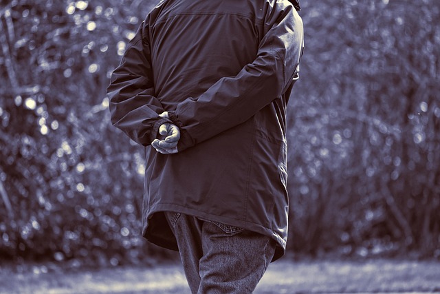 척추 전방전위증으로 구부러진 채 걷는 노인